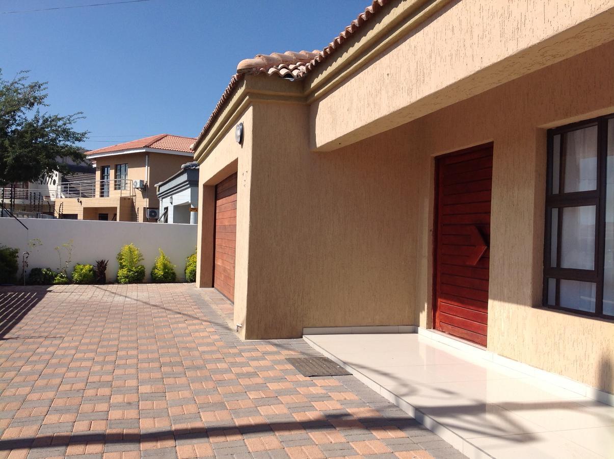 Sapphire Court Bed and Breakfast Gaborone Exteriör bild